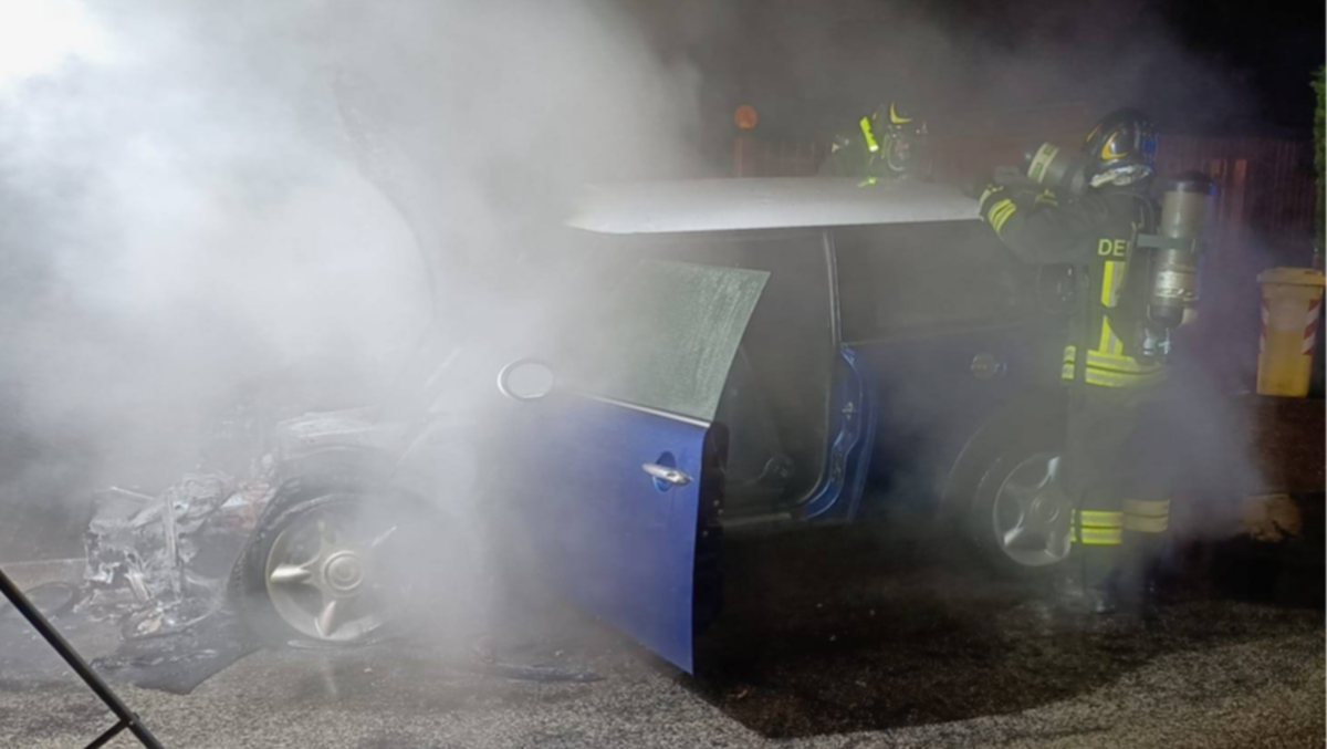 Auto gpl prende fuoco in strada, vigili del fuoco evitano il peggio - 