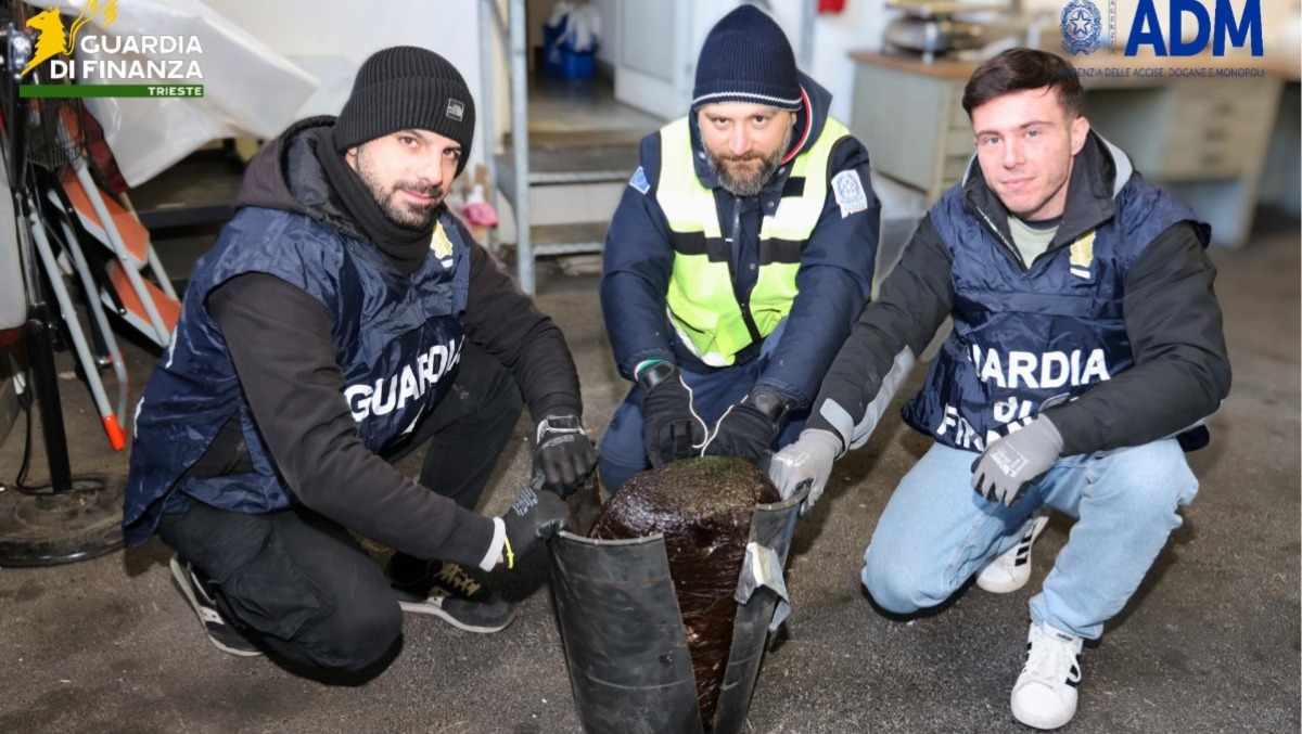 Nascondeva 20kg di oppio nel catalizzatore del Tir: arrestato corriere | VIDEO - 