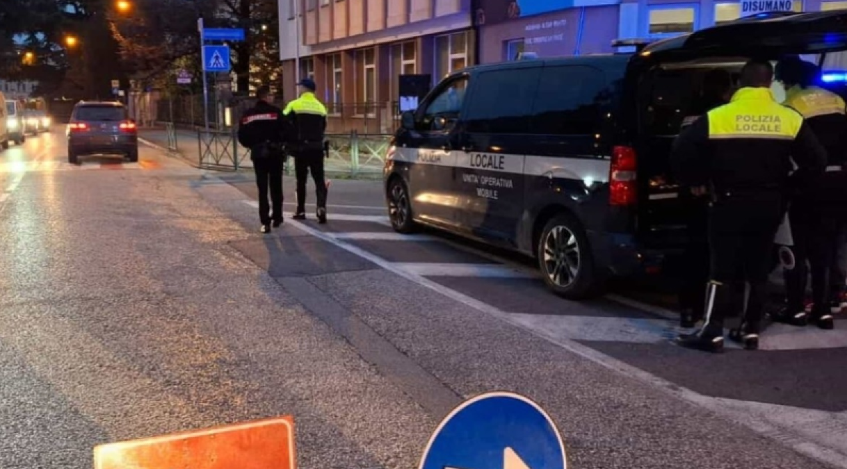 Investita da un’auto e scaraventata sull’asfalto: trasportata d’urgenza in codice rosso - 