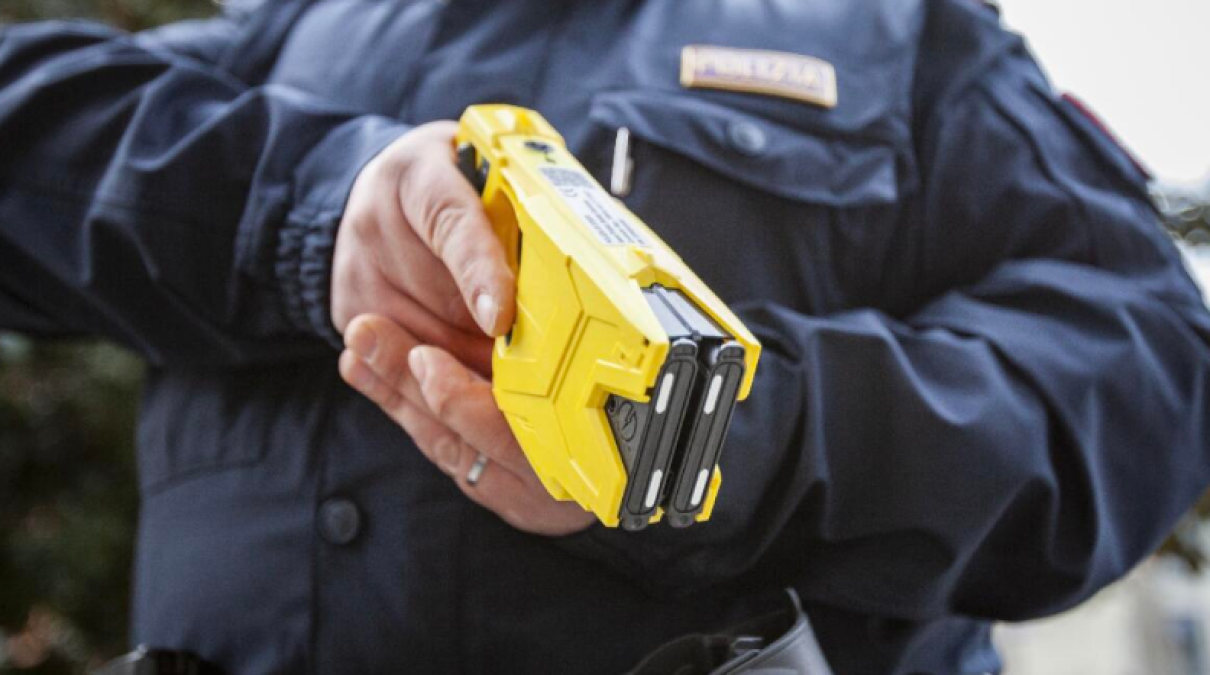 Paura in un bar a Udine: «Cercava di picchiare i poliziotti». Giovane fermato con il taser.