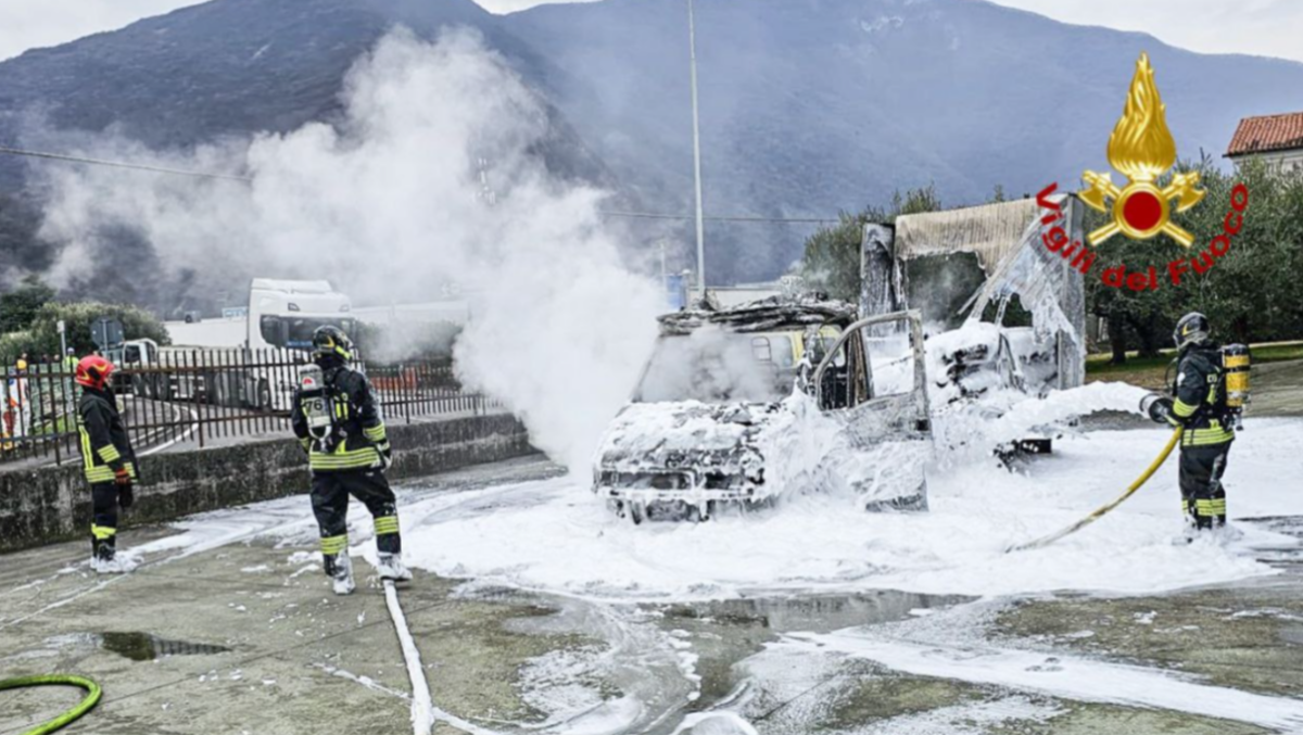 Furgone prende fuoco all’improvviso: distrutto dalle fiamme | FOTO - 