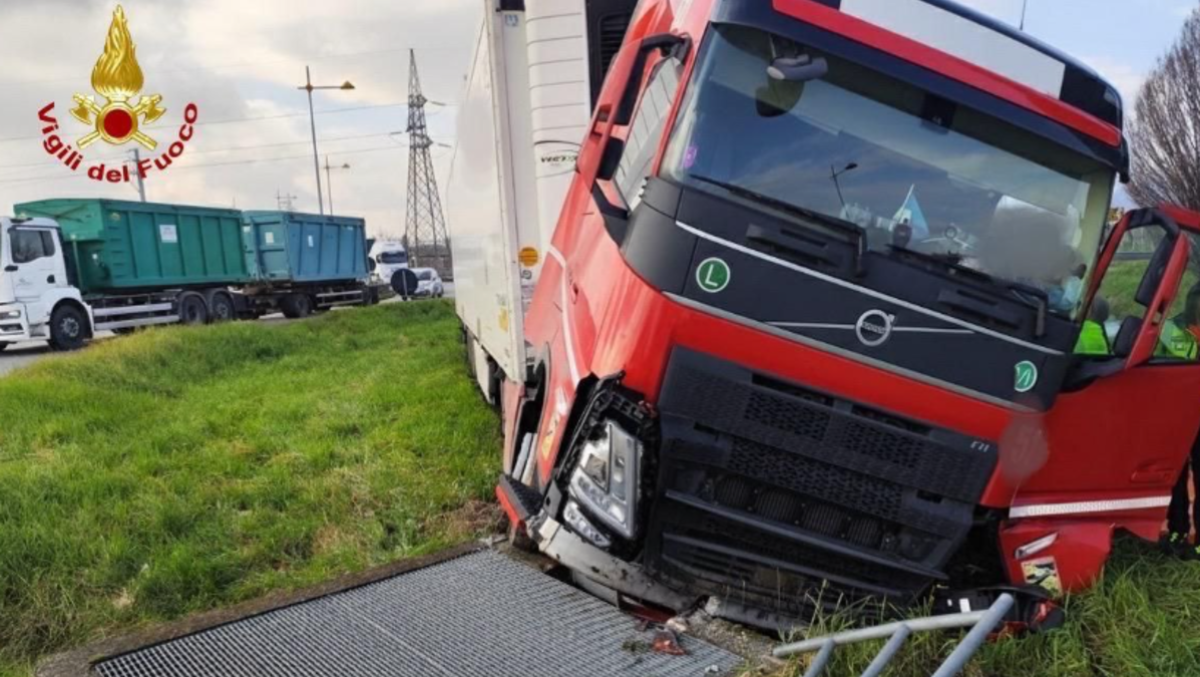 Incidente stradale, autoarticolato esce di strada: traffico in tilt | FOTO - 