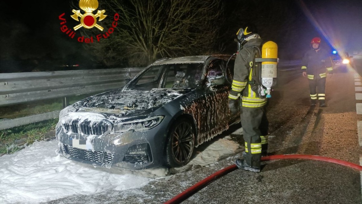 Auto avvolta dalle fiamme in tangenziale: conducente scende appena in tempo - 