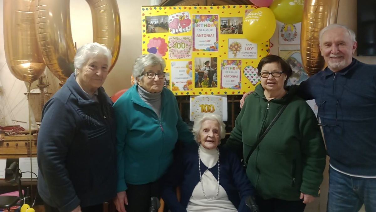 Un secolo di vita tra famiglia e lavoro: grande festa per la bisnonna Antonia - 