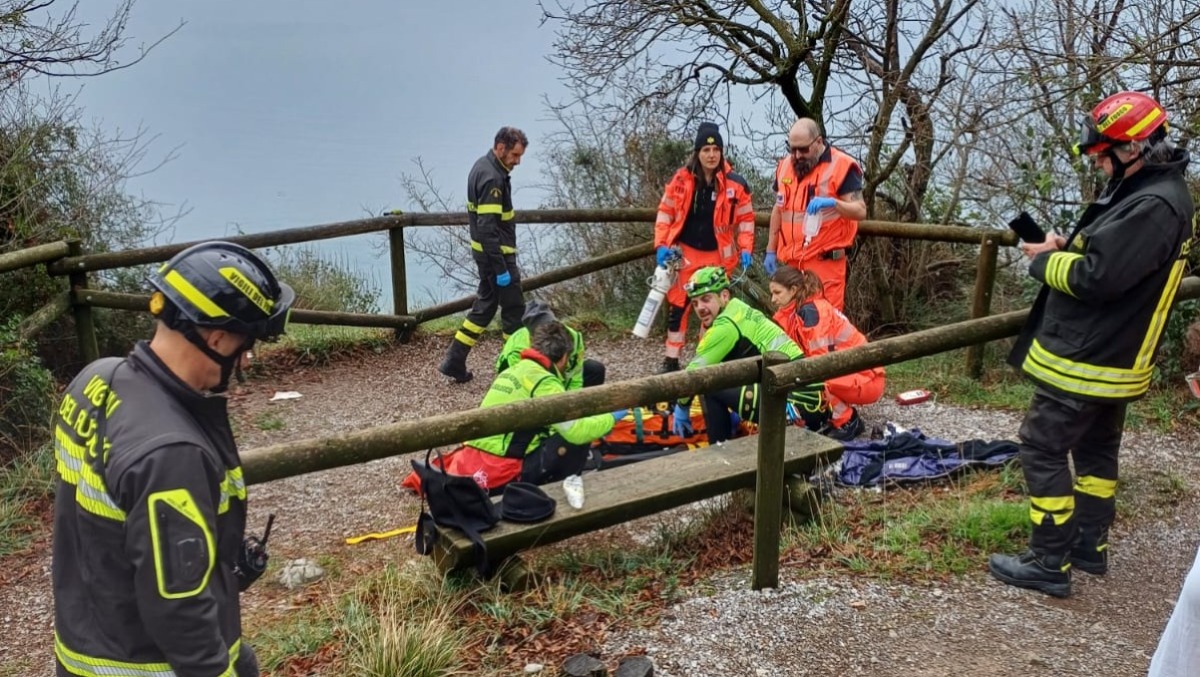 Anziana trovata riversa a terra sul sentiero Rilke: soccorsa d'urgenza - 