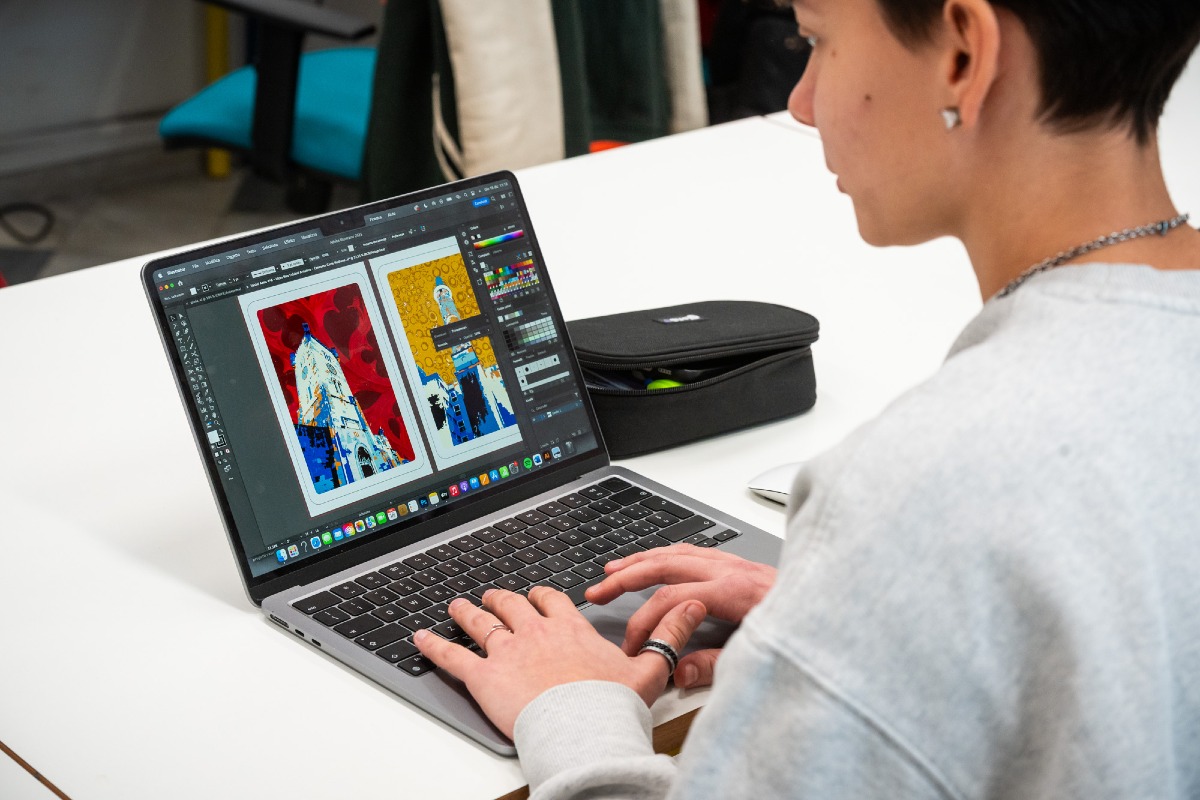 Trieste, progetto Le Mani d'Oro: gli studenti illustrano il nuovo mazzo di carte Modiano - 