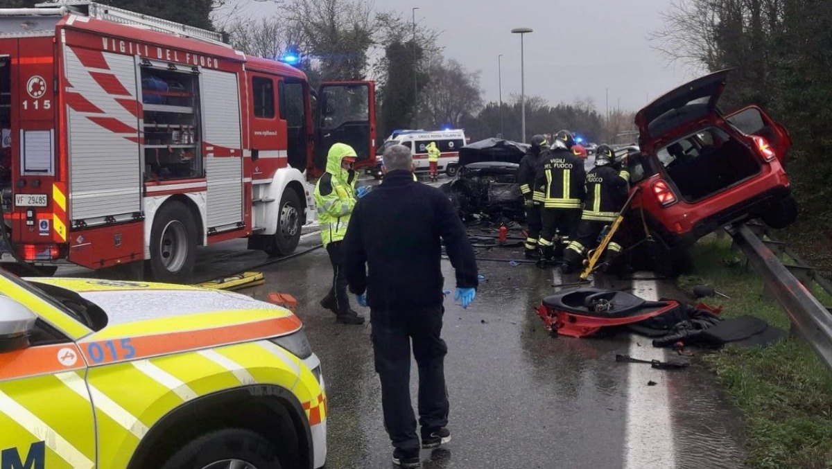 Frontale devastante: mamma muore sul colpo, bambina in condizioni disperate - 