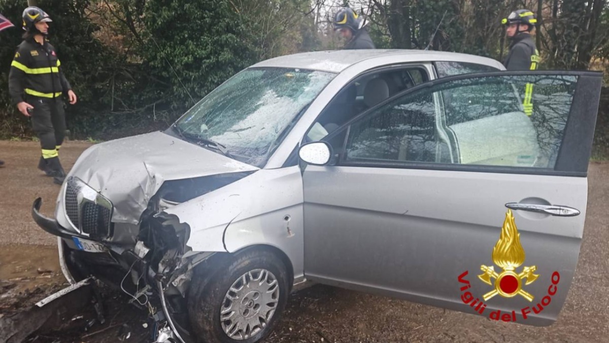 Secondo incidente mortale in poche ore a Nord Est: auto contro l'albero, deceduto un uomo