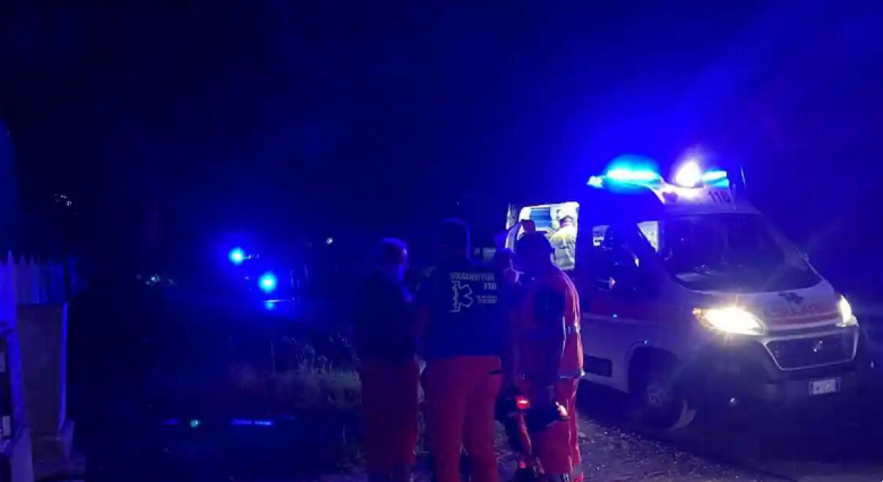 Investito da un furgoncino sulla provinciale: muore sul colpo - 