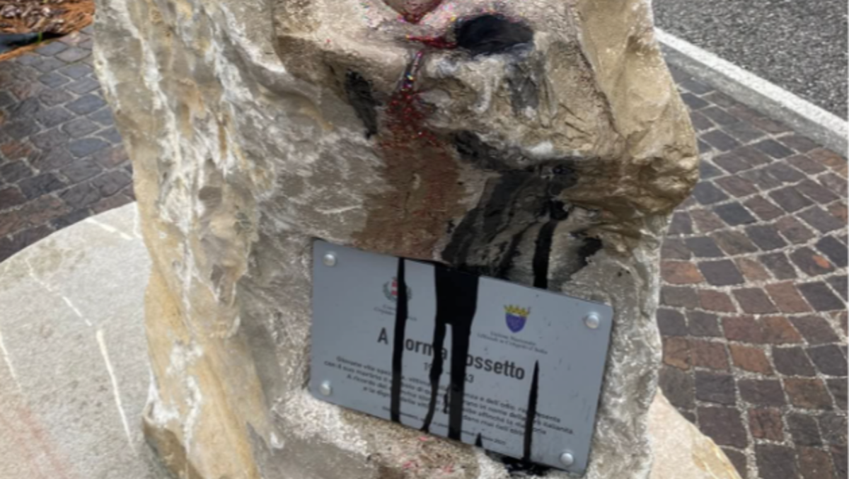 Friuli: cuore insanguinato sul monumento dedicato a Norma Cossetto, vittima delle foibe | FOTO - 