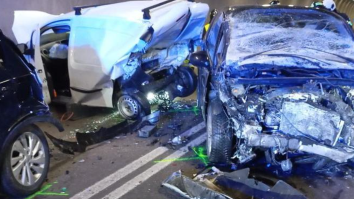 Terribile incidente in galleria: tre auto distrutte, 44enne in codice rosso - Le immagini dell'incidente
