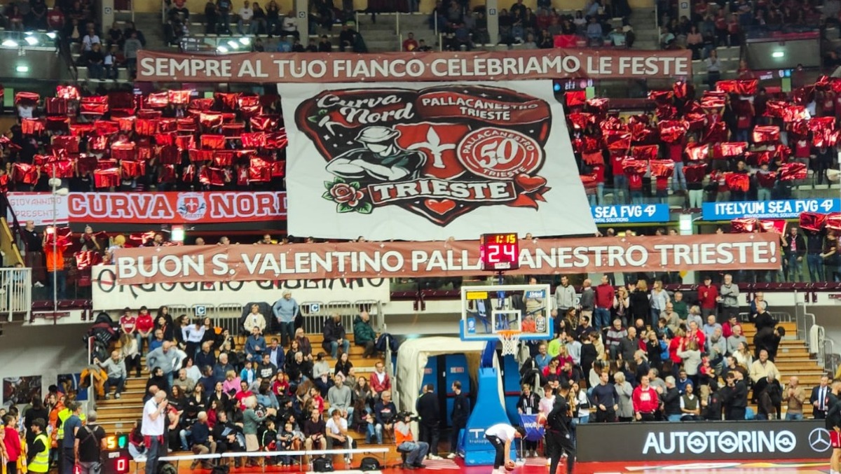 A Trieste basta un primo tempo da record: Napoli schiantata 110-84