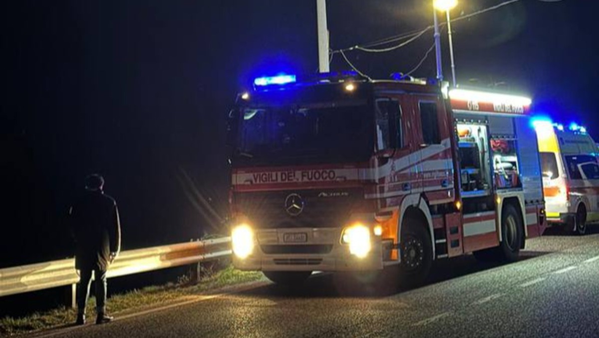 Sbanda con l'auto e finisce nella scarpata: conducente elitrasportato in ospedale - 