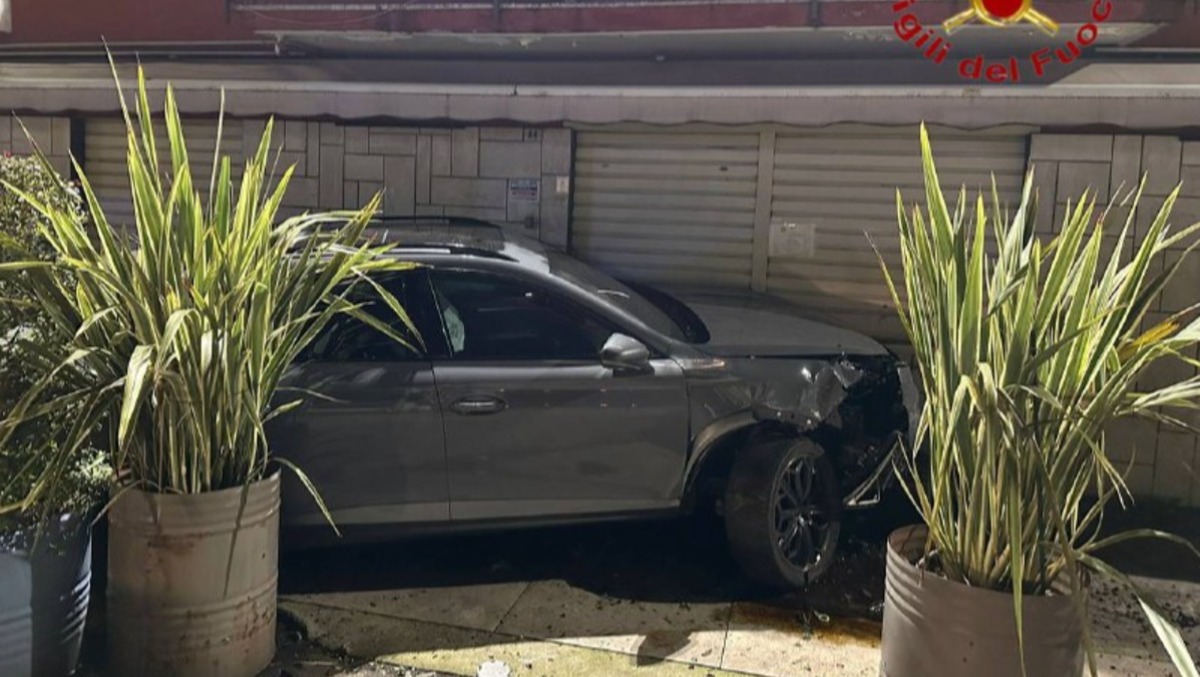 Esce di strada, centra la cabina del gas e le serrande del bar: cos'è successo - 