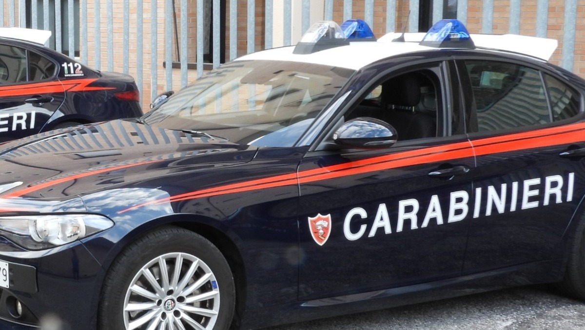Ruba un capo di lusso da un negozio di Reana: colta in flagrante - 
