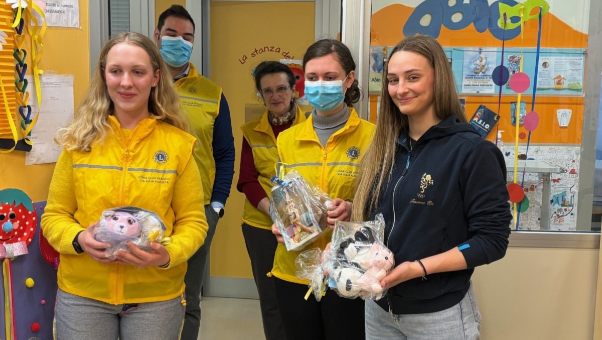 Tara Dragas e il Lions Club regalano sorrisi ai bambini della Pediatria di Udine | FOTO - 