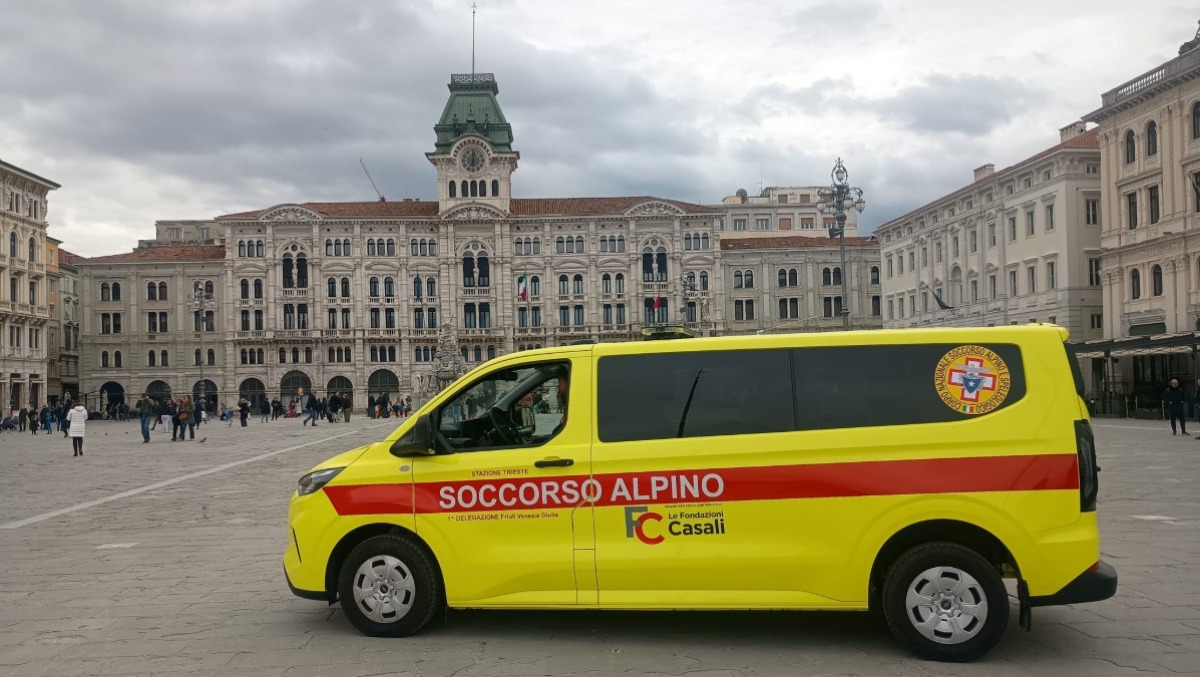 Nuovo furgone per il Soccorso Alpino di Trieste, consegna ufficiale in Piazza Unità | VIDEO - 