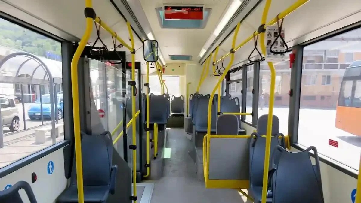 Autista del bus preso a pugni per aver difeso due ragazze: prognosi di 30 giorni - 