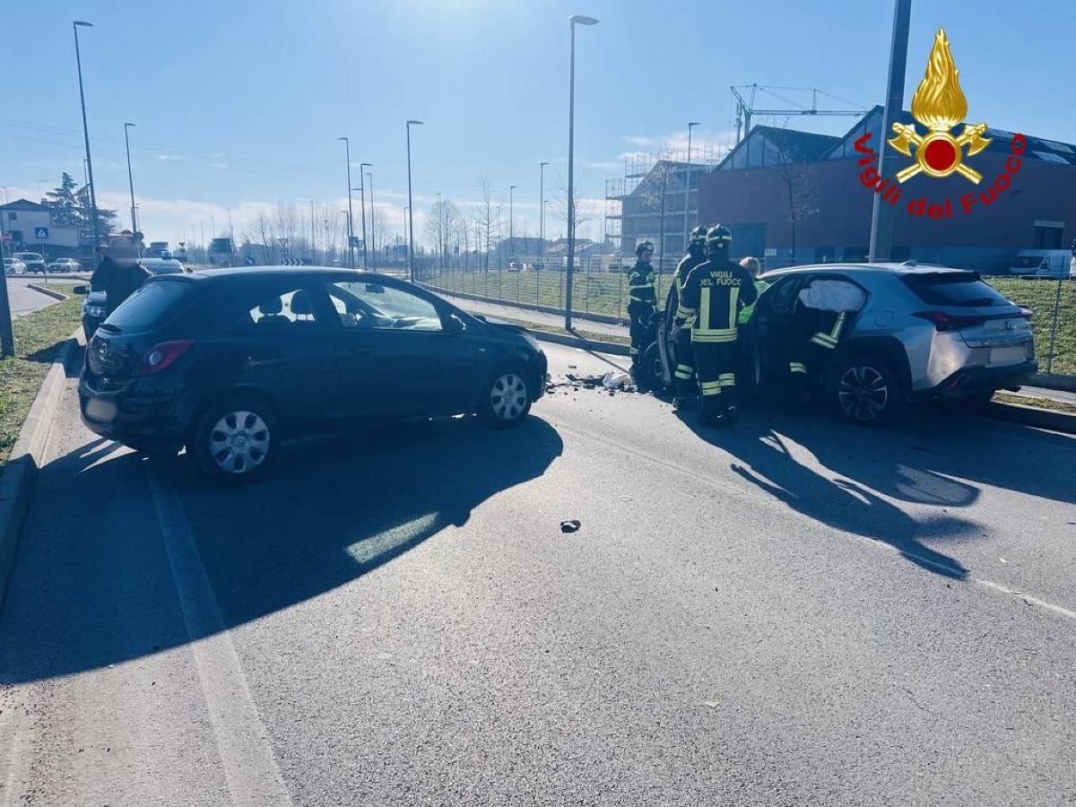 Violento scontro tra due auto: un ferito incastrato tra le lamiere | FOTO - 