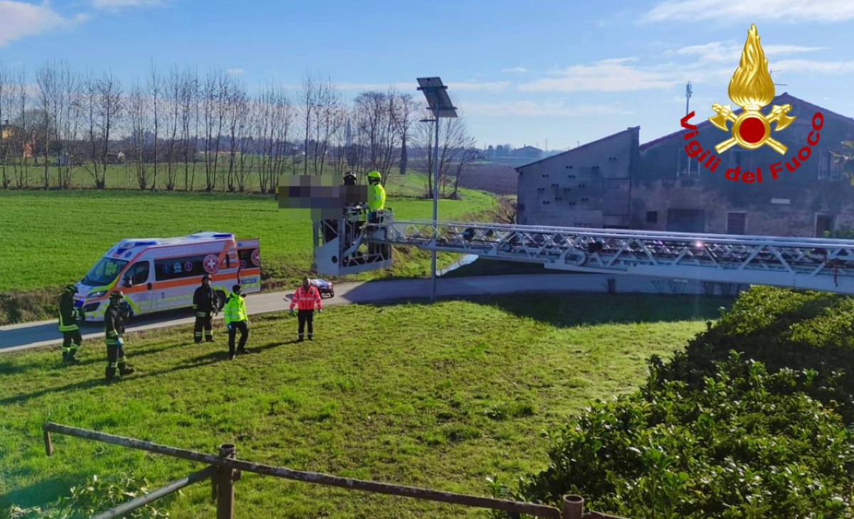 Operaio si ferisce al braccio mentre usa il flessibile: colleghi chiamano i soccorsi - Grazie all’autoscala è stato trasferito in sicurezza al piano terra. 