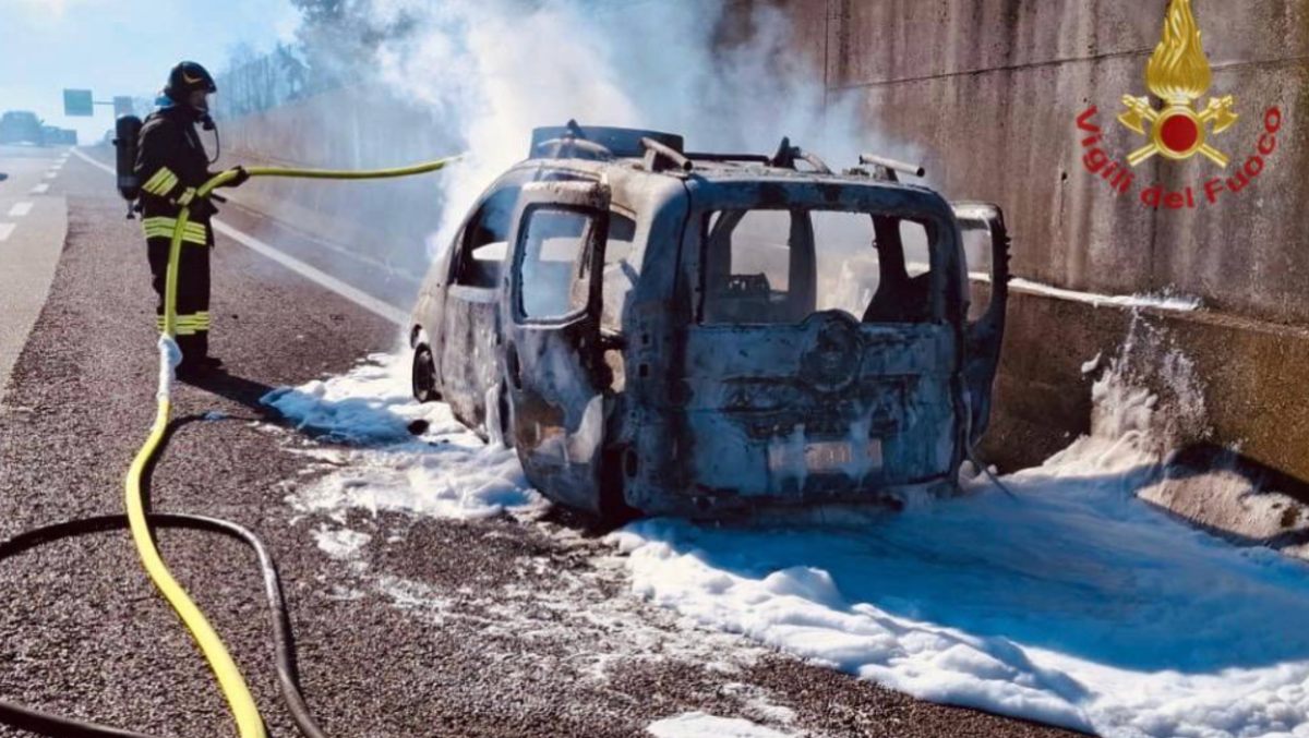 Auto prende fuoco sull'A4: completamente distrutta dalle fiamme | FOTO - 