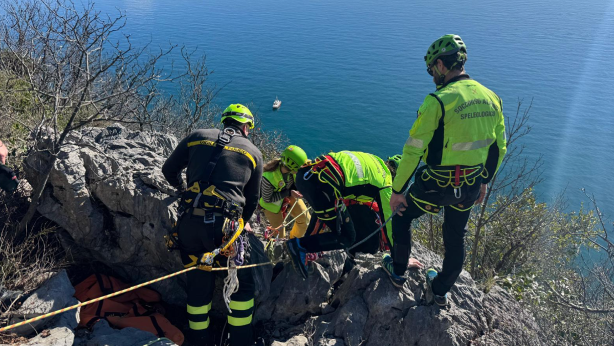 Precipita dal sentiero per 20 metri: trasportata d’urgenza in codice rosso - Le immagini dei soccorsi