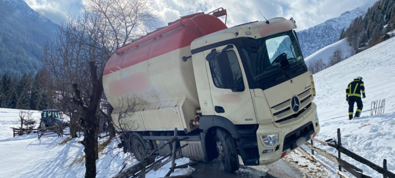 Sbanda con il camion e resta in bilico tra la strada e il pendio - Le immagini dei Vigili del fuoco
