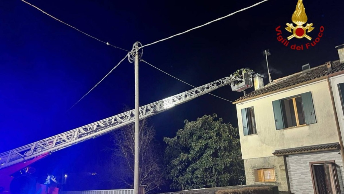 Fumo da un'abitazione: canna fumaria in fiamme - 