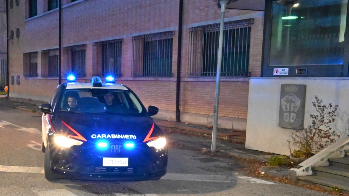 Beccato in auto con l'ex e i figli nonostante il divieto di avvicinamento: arrestato - 