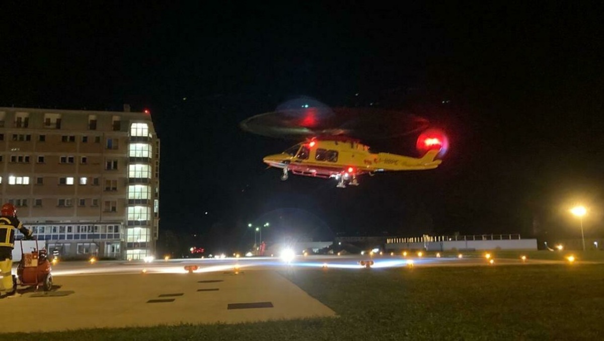 Auto travolge un gruppo di giovani nella notte: 17enne in rianimazione - 