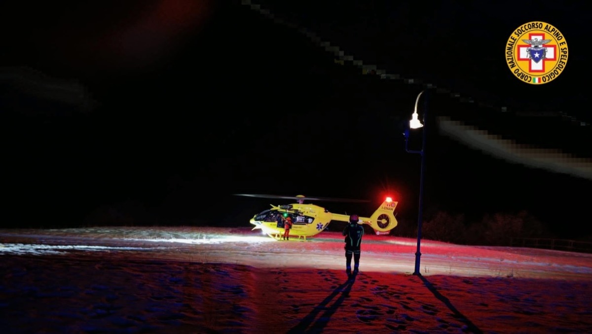 Si perdono nella neve a Claut: due giovani recuperati con l'elicottero in piena notte | FOTO - 