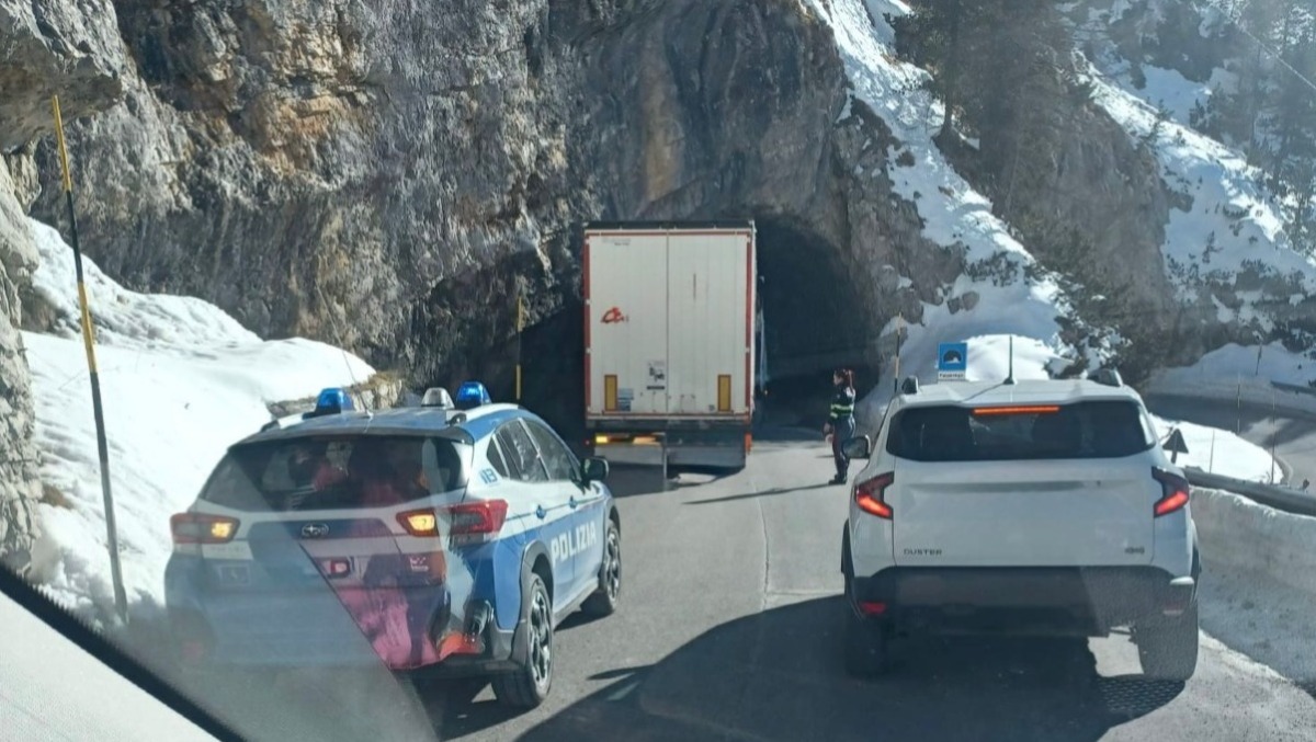 Tir rimane incastrato sul passo: strada "tappata" - 
