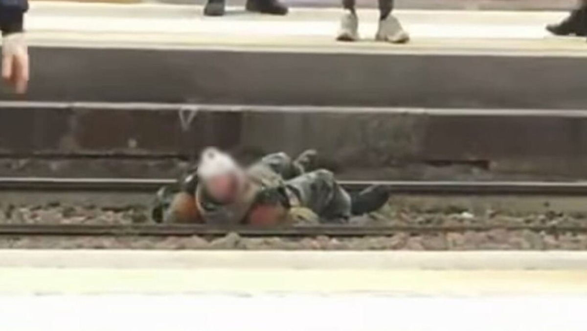 Follia in stazione: uomo in maschera disteso sui binari - Welcome to Trento, profilo Facebook