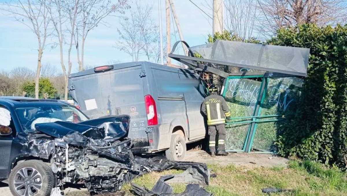 Terribile scontro tra auto e furgone Amazon: tre feriti, uno grave | FOTO - 