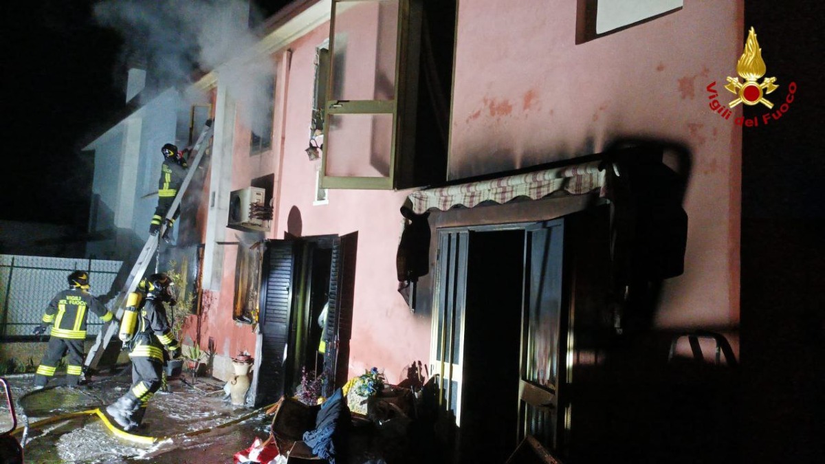 Incendio in casa: due persone trovate morte all'interno  - 
