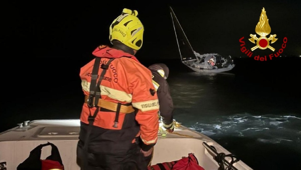 Paura nella notte in laguna, barca a vela incagliata: salvati tre stranieri, uno è ferito - 