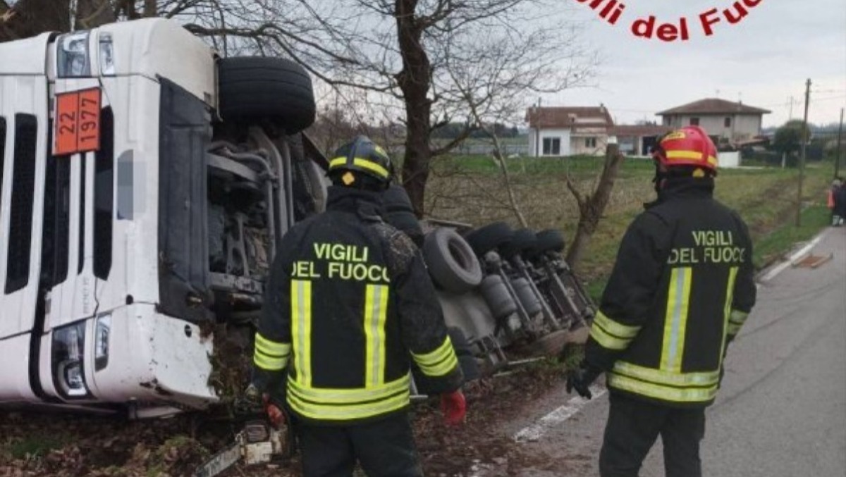 Autocisterna carica di azoto liquido si ribalta: complesse operazioni di travaso - 