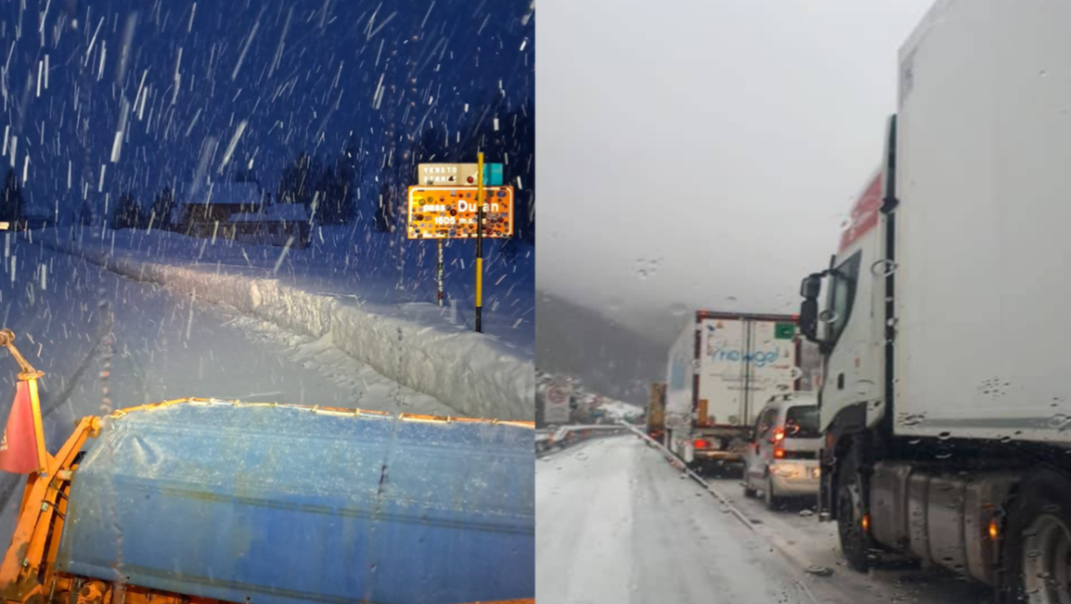 Due tir finiscono di traverso causa neve: strada bloccata - 