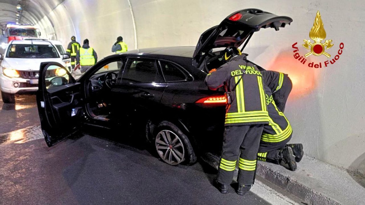Auto piomba contro la parete della galleria in A27: conducente ferito - 