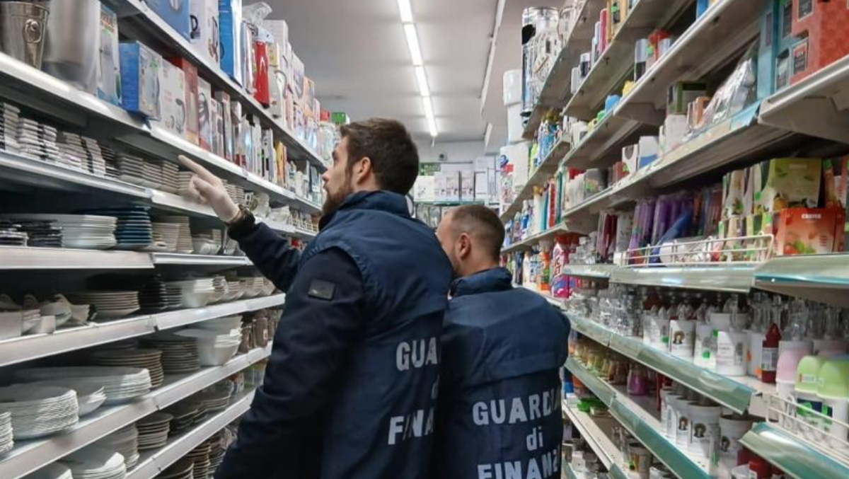 Oggetti di Carnevale e prodotti per la casa non conformi: sequestrati oltre 11mila articoli - 