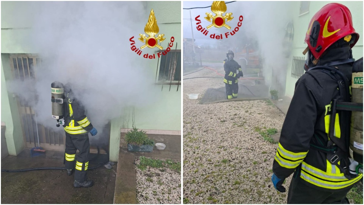 Fiamme e fumo da una casa: scoppia un incendio nel seminterrato | FOTO - Le immagini dei soccorsi