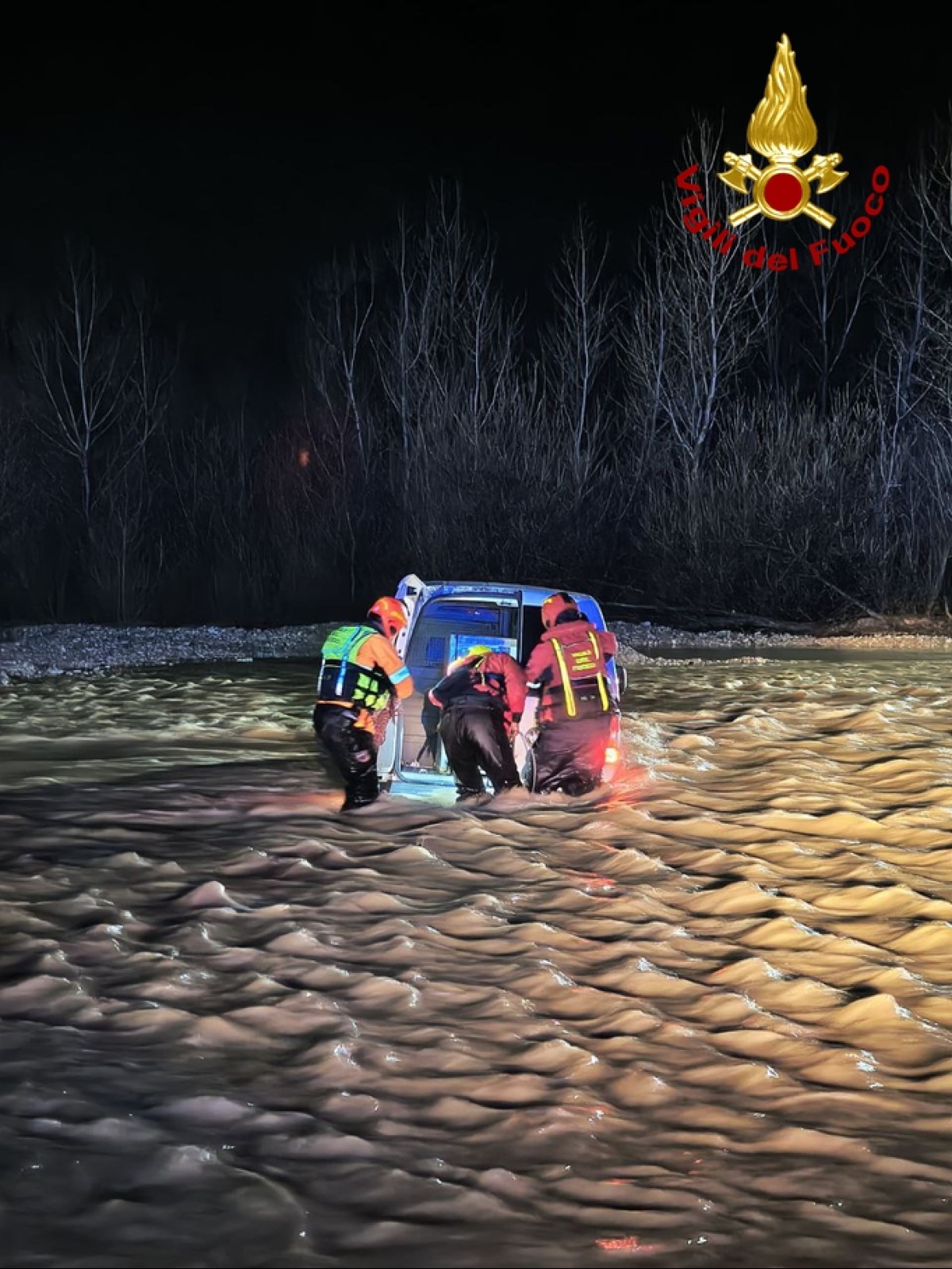 Tenta di attraversare il guado in piena, furgone bloccato in acqua | VIDEO - 