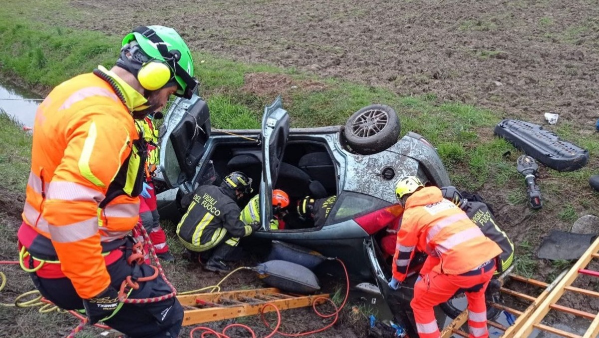 Auto si ribalta nel fosso pieno d'acqua: conducente con il braccio incastrato sotto - 