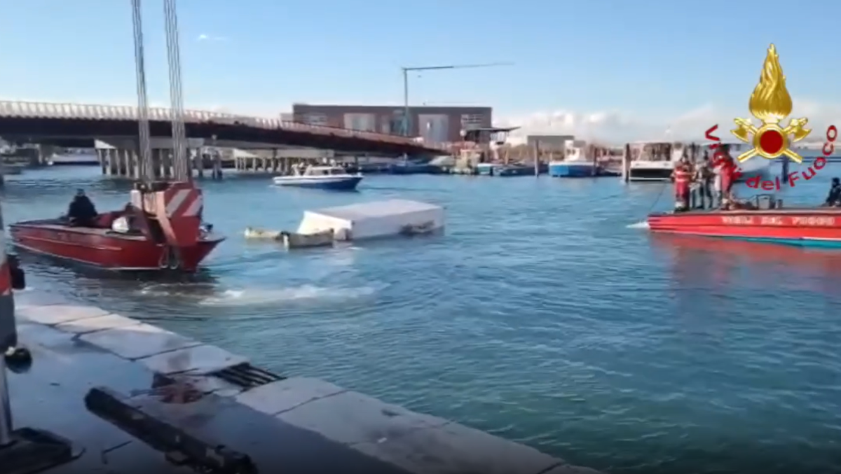 Dimentica di tirare il freno a mano: furgone piomba in laguna | VIDEO - 