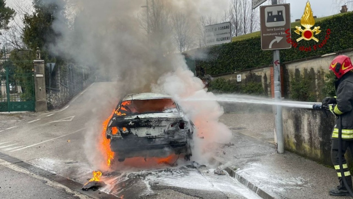 Auto avvolta dalle fiamme: conducente scende appena in tempo - 