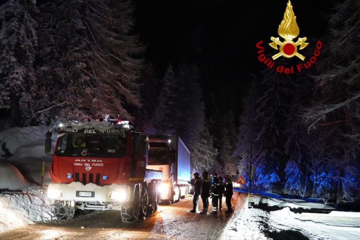 Si rompono le catene da neve: tir rimane bloccato in mezzo alla strada | VIDEO  - 