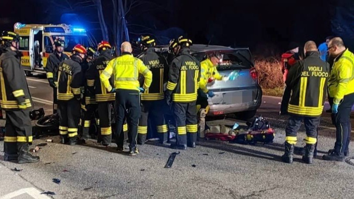 Tragico scontro tra auto e moto: morto il centauro