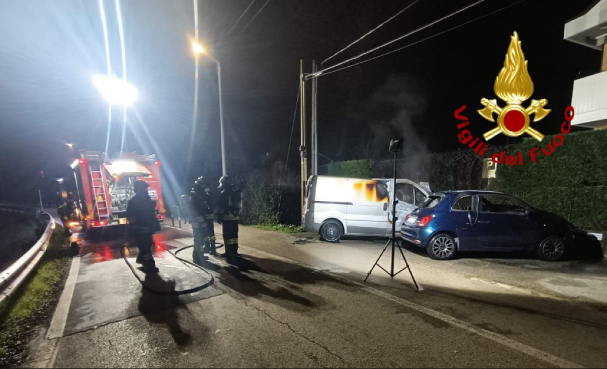 Furgone prende fuoco: le fiamme raggiungono anche l’auto accanto | VIDEO - 