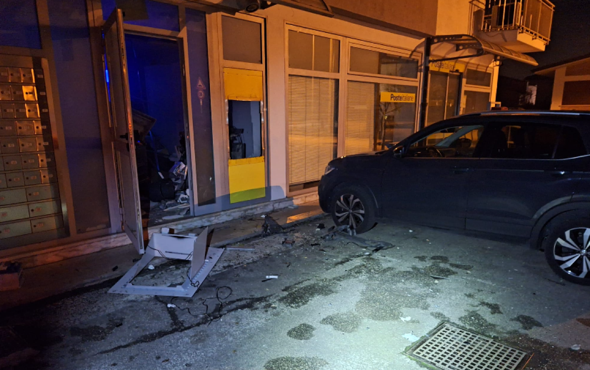 Fanno esplodere l'ATM delle poste: il bottino da migliaia di euro - 