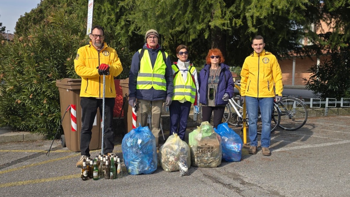 Sei volontari in azione contro il degrado a Pordenone: raccolti oltre 15 kg di rifiuti in 90 minuti - 